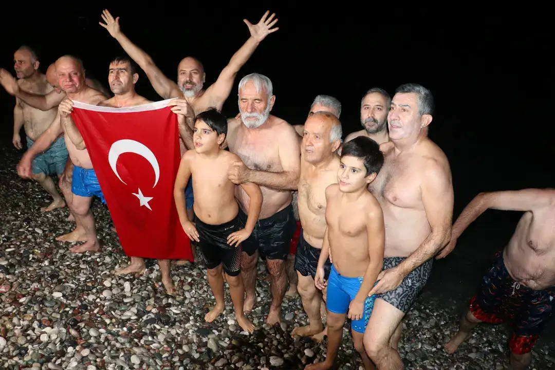 Antalya’da 2026 Yılını Denizde Karşıladılar 10